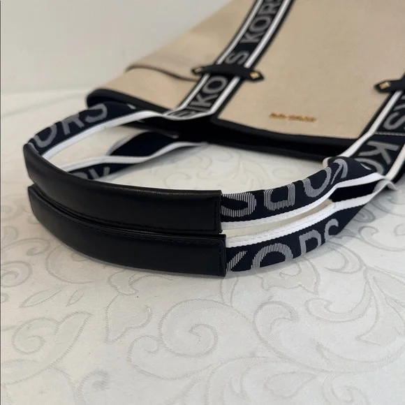 Stunning Michael Kors Large Tote - Picture 15 of 15